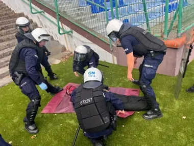 Kilka godzin na toruńskim stadionie. Bydgoscy policjanci ćwiczyli szyki
