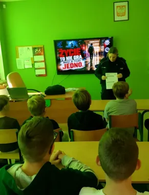 Cztery kroki, które mogą uratować życie. Policjanci szkolili uczniów w Kozielcu