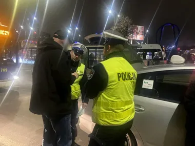 Nocne kontrole taxi na aplikację w Bydgoszczy - policja wyłapała 33 naruszenia
