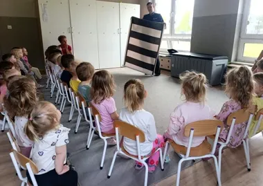 Radiowóz i lekcja na pasach - policjant z Białych Błot odwiedził maluchy