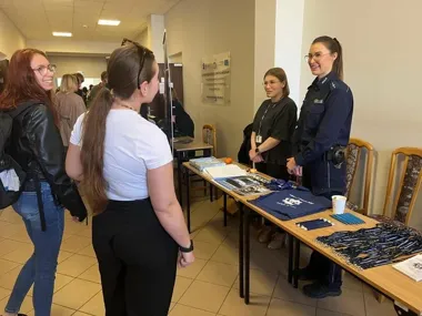 Policja w murach uczelni - stoisko rekrutacyjne i szkolenie z prewencji