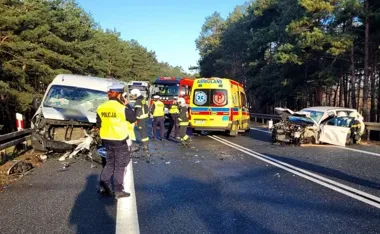 Na DK10 Skoda wjechała na czołówkę - dwie osoby trafiły do szpitala