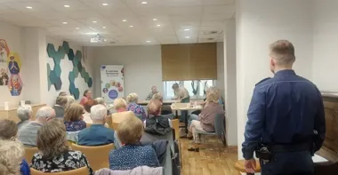 Policyjne scenki w Bydgoszczy odsłoniły, jak działa przemoc wobec seniorów