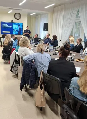 Policjanci nauczyli sanitariuszy, jak rozmawiać z agresywnymi klientami