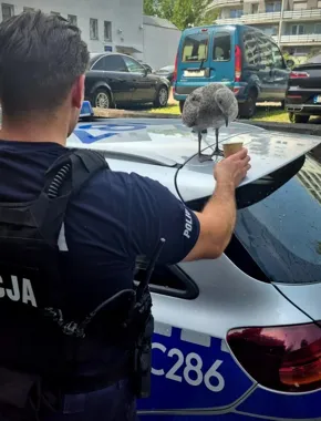 Spragniona mewa na dachu radiowozu - policjanci z Bydgoszczy podali wodę