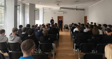 Bydgoscy policjanci pokazali uczniom, jak szybko nieletni wpadają w tarapaty