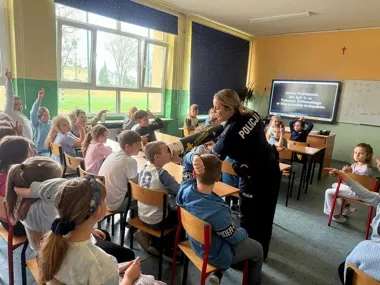 Niebieski dzień w Strzelewie - policjanci uczyli dzieci, jak uniknąć wypadku
