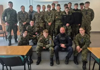 Badi skradł uwagę uczniów w Bydgoszczy - tak wygląda praca psa służbowego