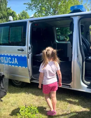 Policjanci z Bydgoszczy na festynie Malinki - dzieci wyszły z odblaskami