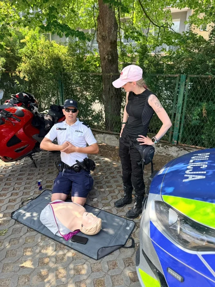 Policjanci szkolili plażowiczów w Pieczyskach - ten kurs może uratować życie