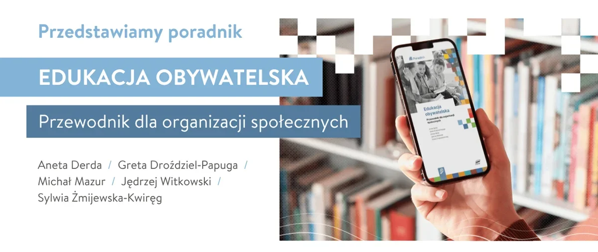 Dłoń trzyma smartfon wyświetlający okładkę poradnika „Edukacja obywatelska”, w tle rozmyte półki z książkami.