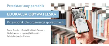 Dłoń trzyma smartfon wyświetlający okładkę poradnika „Edukacja obywatelska”, w tle rozmyte półki z książkami.