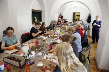 Szyszki zamiast kwiatów. W Bibliotece u Bełzy powstały nietypowe bukiety