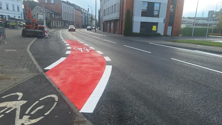 Nowy pas dla rowerów na Poznańskiej łączy się z istniejącą trasą