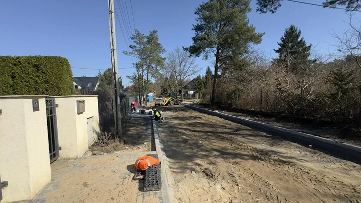 Bydgoskie gruntówki przyspieszyły, a na kilku ulicach widać już twardą nawierzchnię