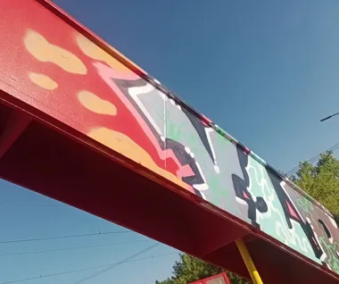 Odnowiony wiadukt oszpecony przez wandali. Koszt napraw rośnie