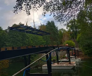 Nowa kładka nad Brdą w Smukale jeszcze w tym roku. Trwa montaż konstrukcji