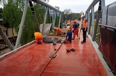 Kładka nad magistralą węglową nabiera kształtu. Fordońska zbliża się do finału