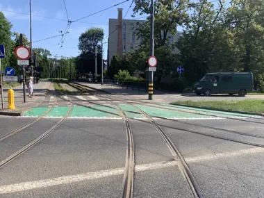 Zielone oznakowanie ma zatrzymać kierowców przed wjazdem na tory