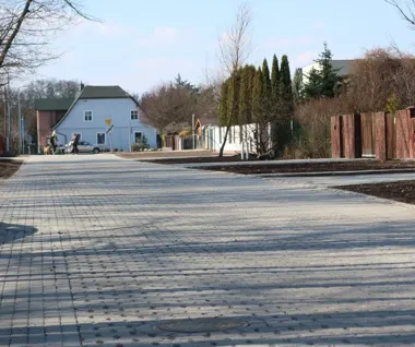 Na Gniewkowskiej zniknęła gruntowa niedoróbka – jest nowa pieszojezdnia